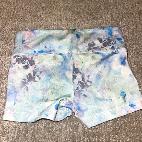 Alo Yoga Shorts. Size Small. - Picture 3 of 4